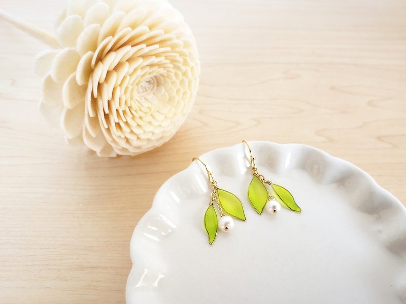 fresh leaves & freshwater pearl pierced earrings or clip-on earrings・short - ต่างหู - เรซิน สีเขียว