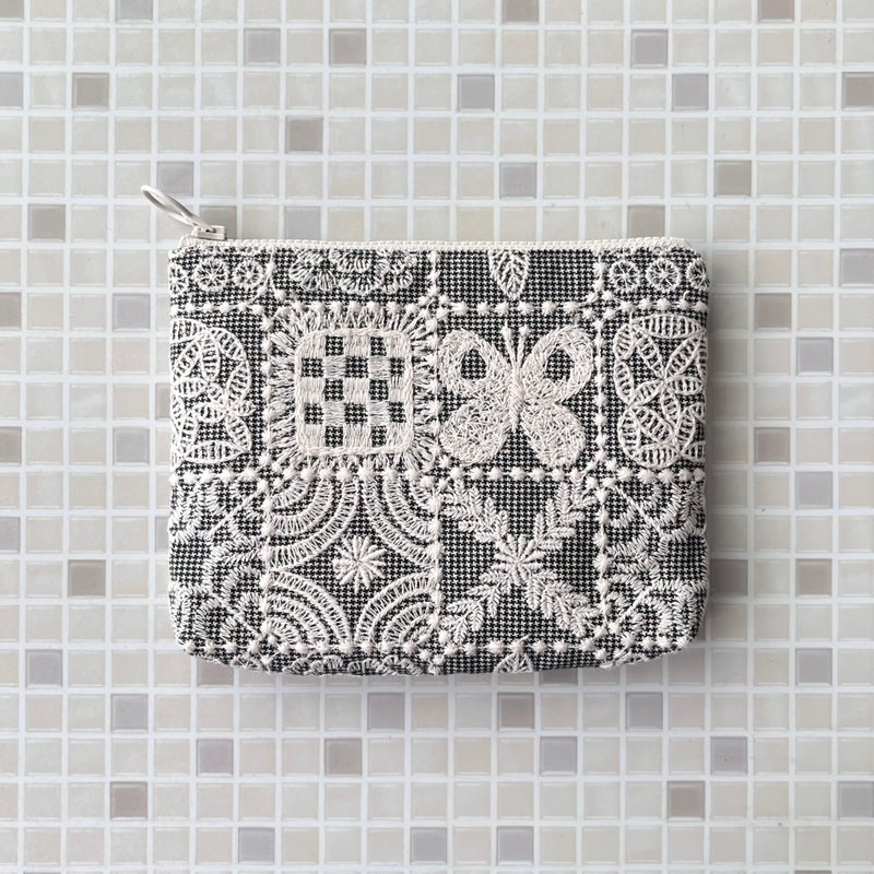 mina perhonen forest tile 人気色　総刺繍　蝶　ポーチ　forest wave - 化妝包/收納袋 - 棉．麻 卡其色