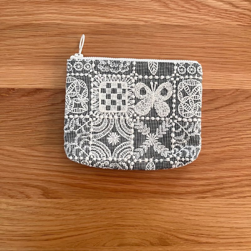 mina perhonen forest tile  刺繍包　化妝包　蝶　ポーチ　forest wave - 化妝包/收納袋 - 棉．麻 卡其色