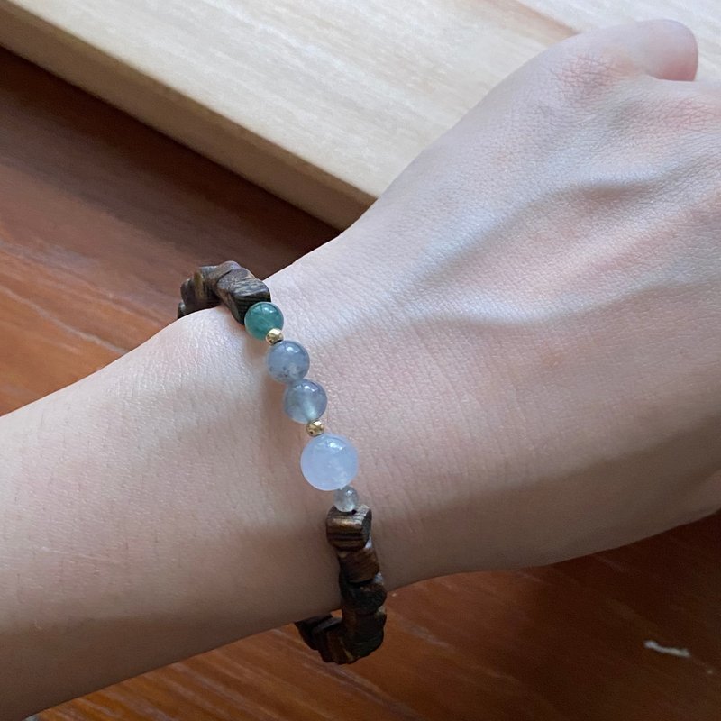 拈翠-天然緬甸翡翠x海南綠棋楠沉香設計手串 - 手鍊/手環 - 木頭 咖啡色