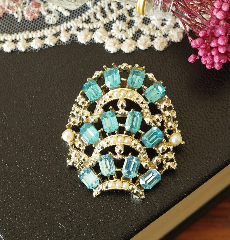 DAMN GOOD VINTAGE古董金水藍方塊階梯盾牌萊茵石別針B1678 - 心口針/胸針 - 其他金屬 金色