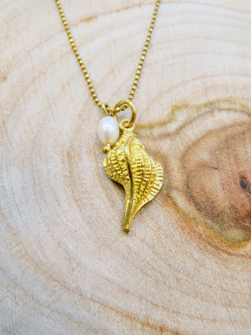 Wing Wing Hand-made jewelry, Bronze X small pearl short necklace (shell & Echinacea) - สร้อยคอ - โลหะ 
