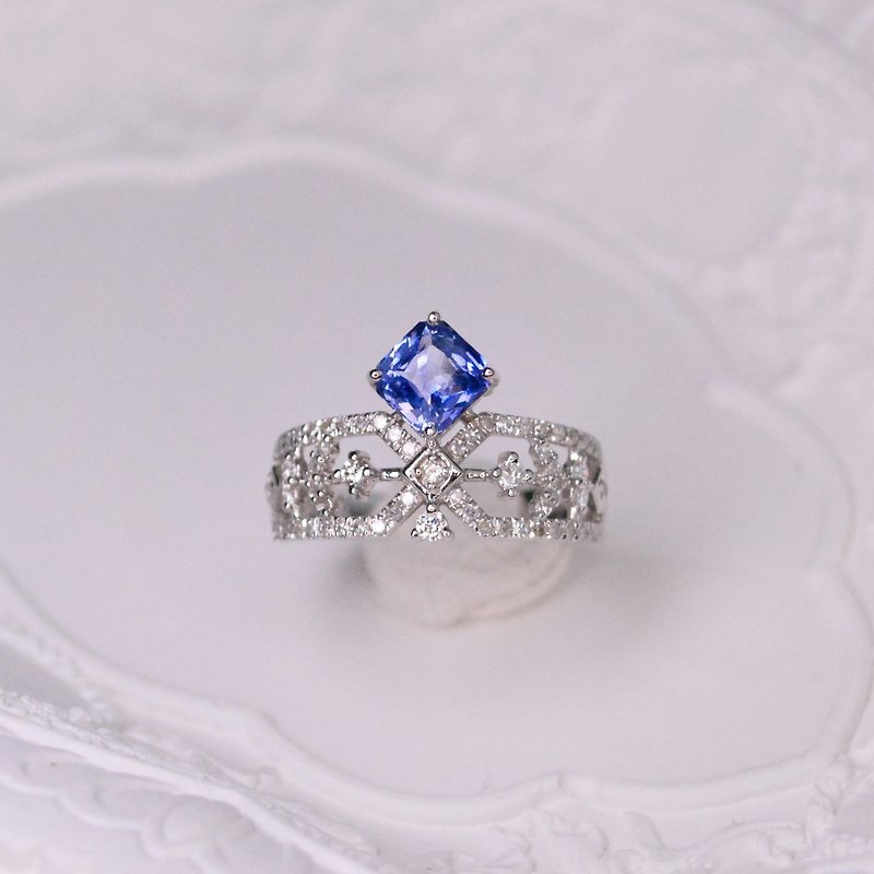 Gradient Sapphire Small Crown 18K Ring - แหวนทั่วไป - เครื่องเพชรพลอย สีเงิน