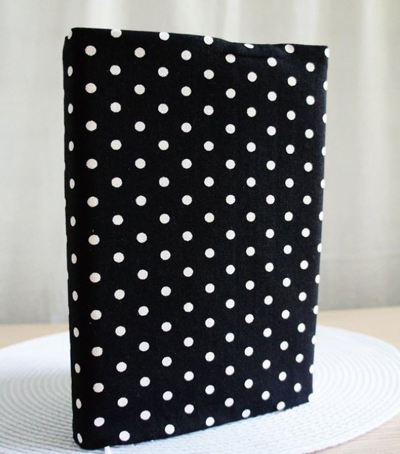 Hui Wen custom-made [small black dot cloth mother hand book cover 1 + red puff full pig peace bag 1] - ปกหนังสือ - ผ้าฝ้าย/ผ้าลินิน หลากหลายสี
