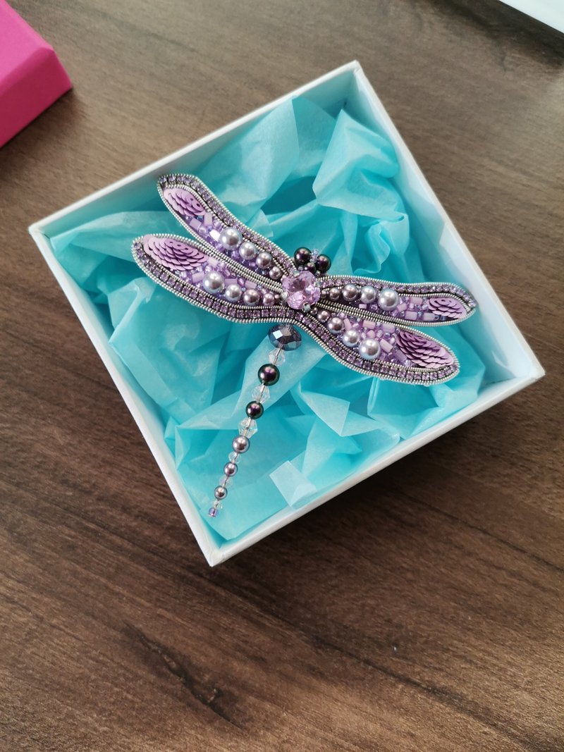 Dragonfly jewelry pin, embroidered beaded brooch - เข็มกลัด - โลหะ สีม่วง
