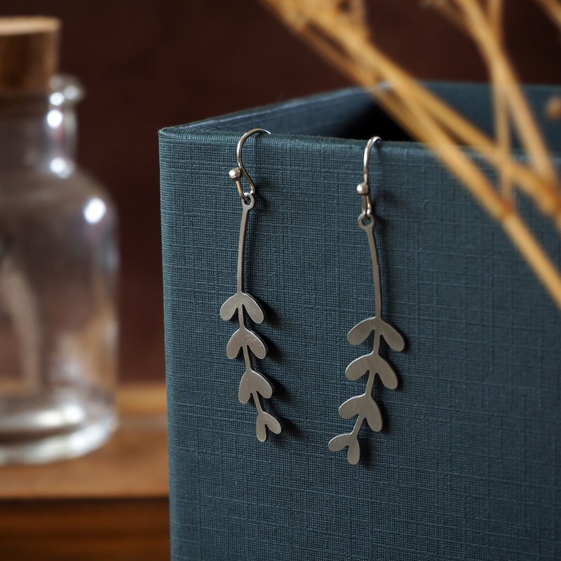 Dischidia leaves stainless steel earrings - 耳環/耳夾/耳骨夾 - 不鏽鋼 銀色