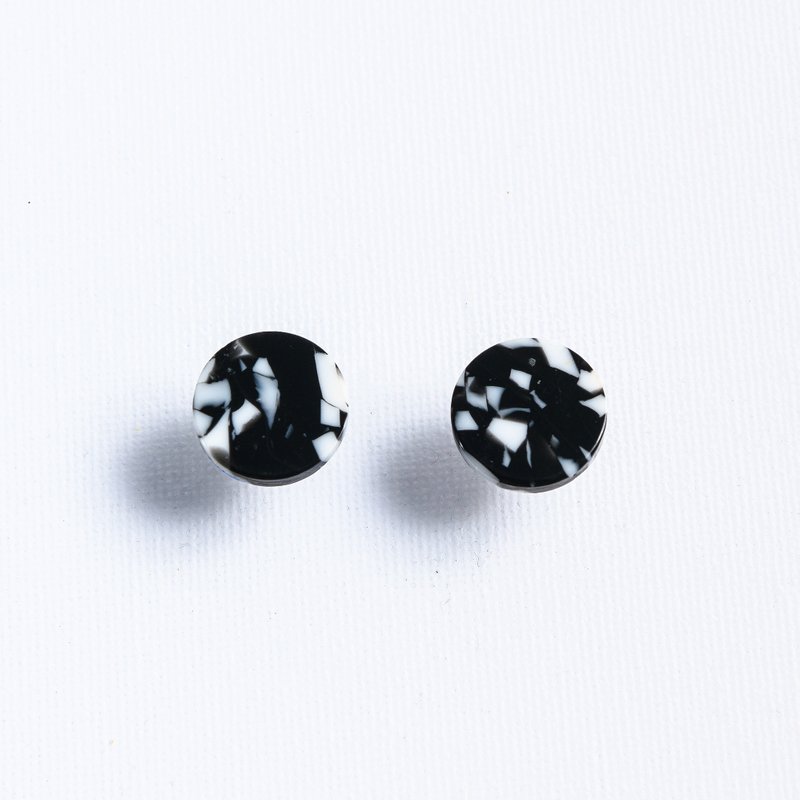 Great Artist- Acrylic Round Earrings (Black and White) - ต่างหู - สแตนเลส สีดำ