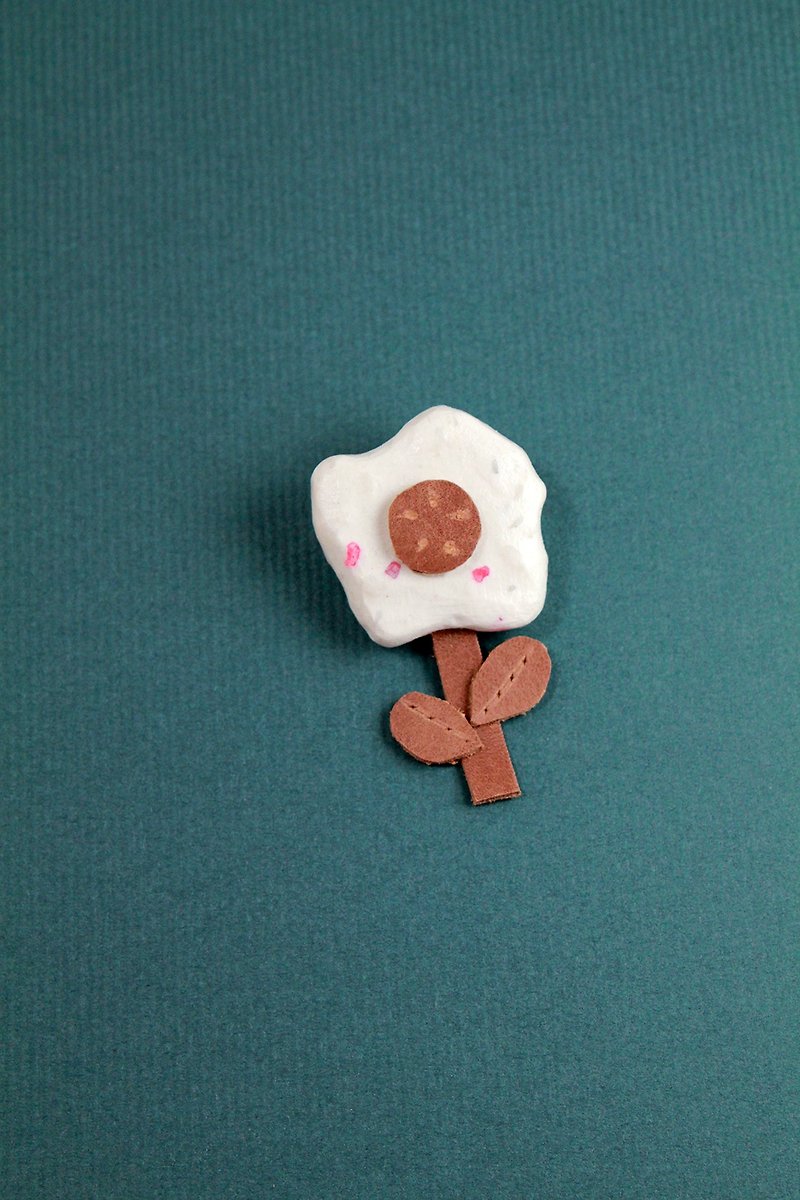 白い不規則な花砥石ブローチ - ブローチ - 粘土 ホワイト