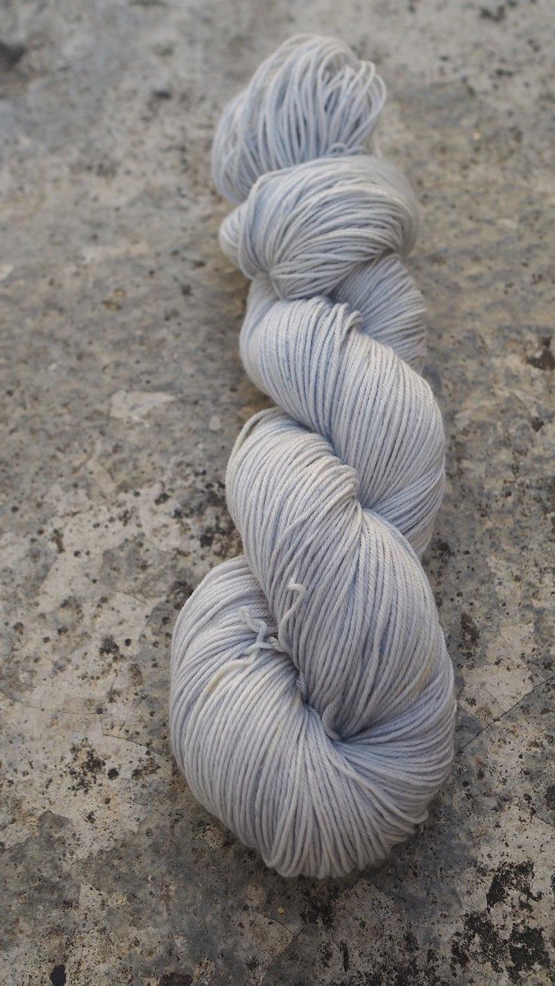 Hand-dyed sock thread-cloud gray (Sock yarn/ sock thread) - เย็บปัก/ถักทอ/ใยขนแกะ - ขนแกะ สีเขียว