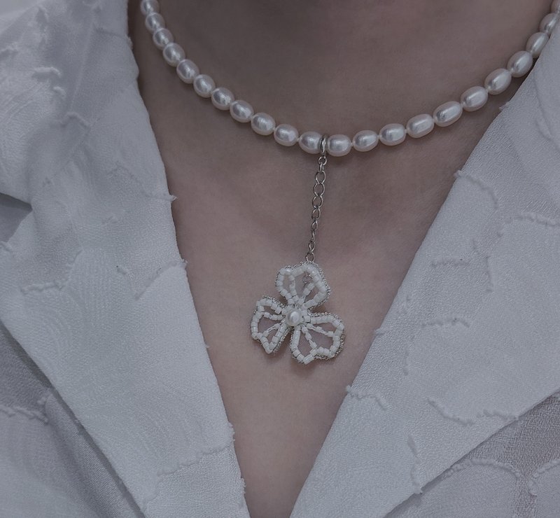 Two-purpose French three-piece floral embroidery freshwater pearl necklace - สร้อยคอ - ไข่มุก ขาว