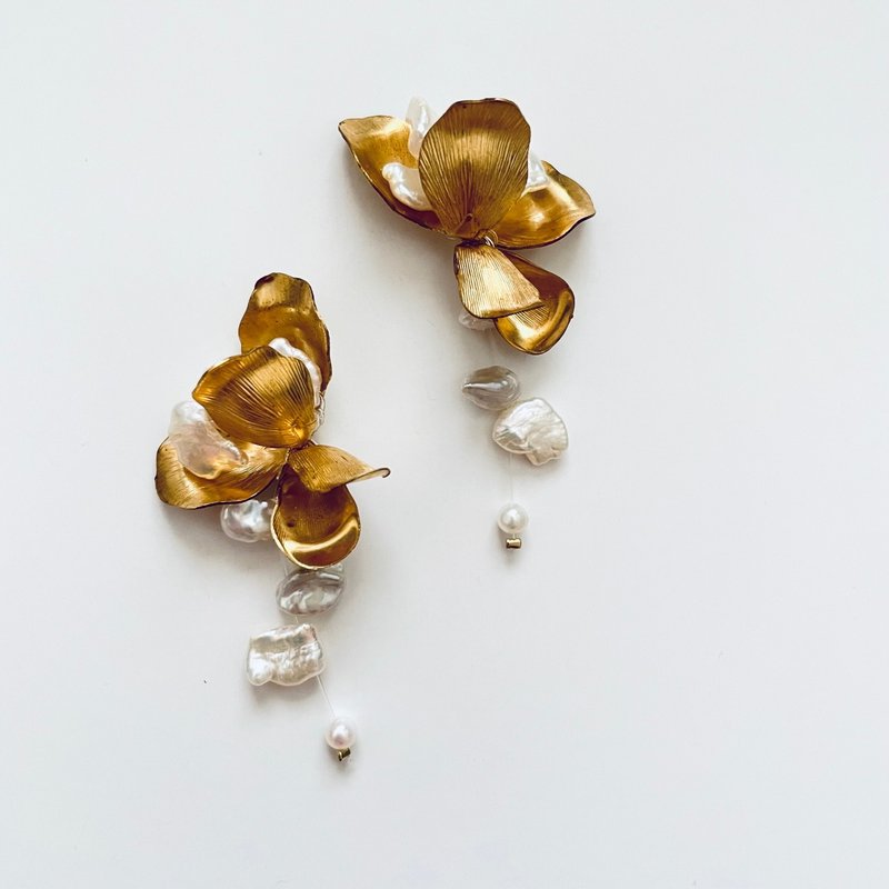 Keshi pearl brass flower earrings - ต่างหู - ไข่มุก สีทอง