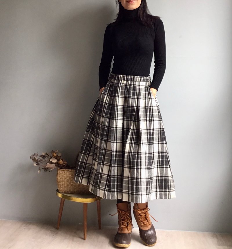 Love and Dream/Black and white Scottish light wool plaid mid-length skirt/circle skirt/Japanese fabric Wool - Skirts - Wool 