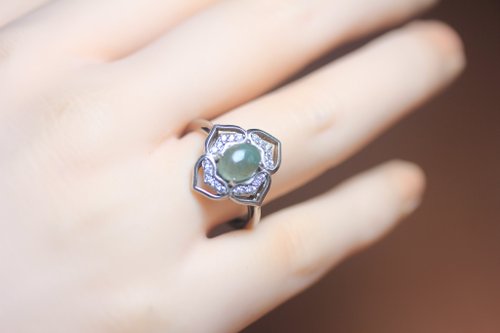 玉乎玉雕原創手作 【花朵翡翠戒指】 S925銀鑲嵌 女款復古新中式 蛋面綠玉石指環