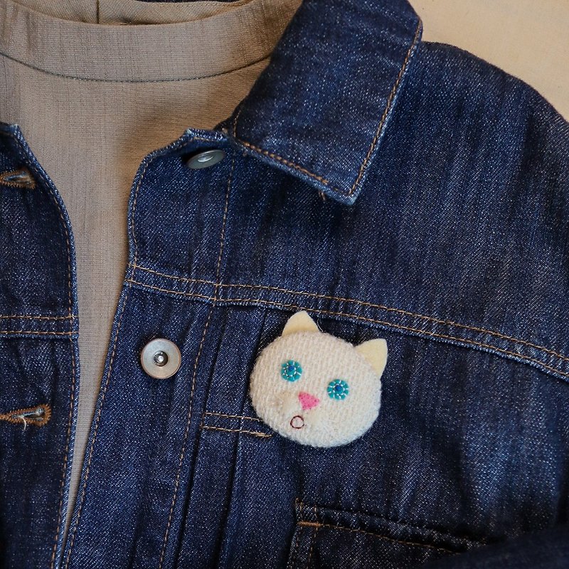 Handmade whitecat brooch - Keep calm and relax with a cat - - Brooches - Wool White