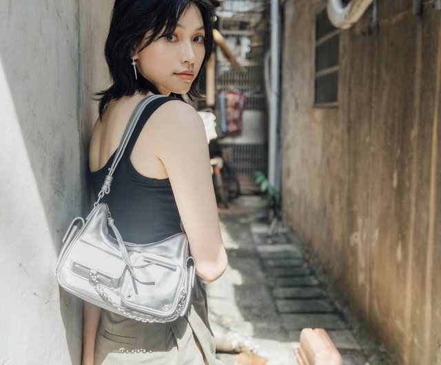 新色登場】Avril レザー クロスボディバッグ - シルバー レディース 本