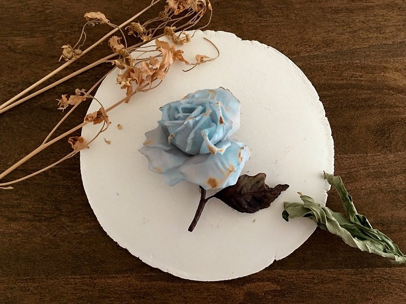 Corsage: The rose of time. Four - Brooches - Polyester Blue