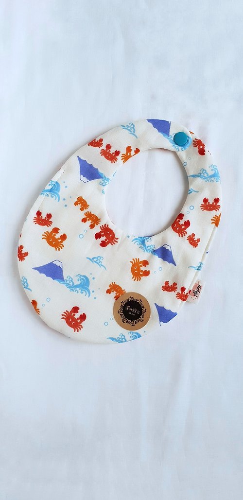Akpn手作宣言 螃蟹富士山-米色-八層紗100%cotton雙面蛋型圍兜.口水巾