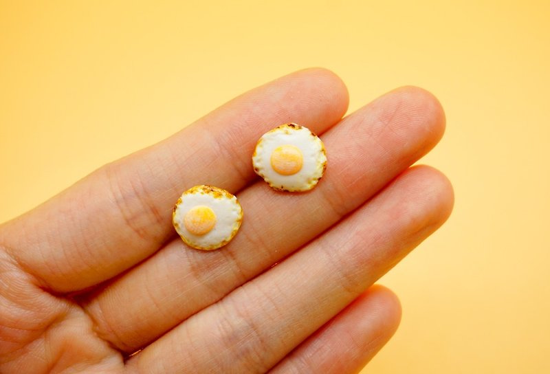MoonMade Ultra-realistic Miniature Fried Omelette Ear Pin Needle Brooch Pin Mini Pouch Egg Stud Pocket Sunglasses Jewelry Refreshing Breakfast S925 Sterling Silver Earrings Clip Earrings Earrings Creative Birthday Gift - ต่างหู - ดินเหนียว ขาว