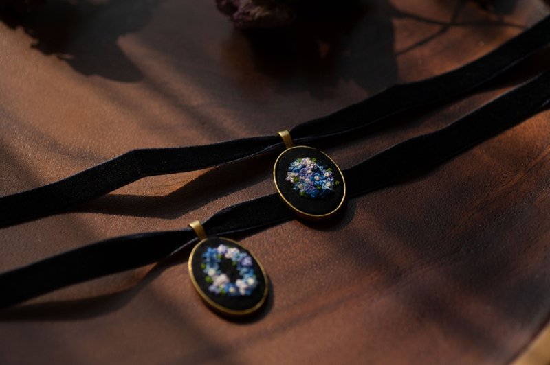 復古刺繡頸鏈| 2月誕生花 勿忘我 - 項鍊 - 其他金屬 