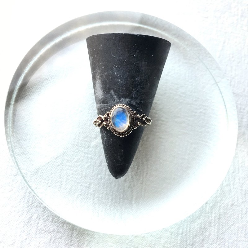 月光石925純銀雅緻設計戒指 尼泊爾手工銀飾 - 戒指 - 寶石 銀色