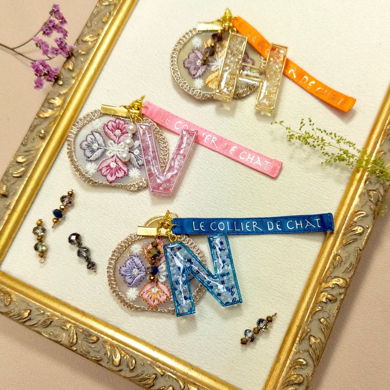 English letters embroidered satin ribbon pendant/key ring - ที่ห้อยกุญแจ - ผ้าฝ้าย/ผ้าลินิน สึชมพู