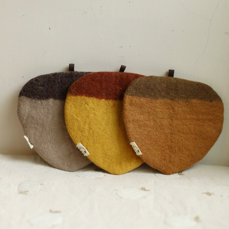 Wool felt pot holder set into house gift insulation mat insulation gloves chestnut pine cone suitable for cultural coins - ผ้ารองโต๊ะ/ของตกแต่ง - ขนแกะ สีกากี