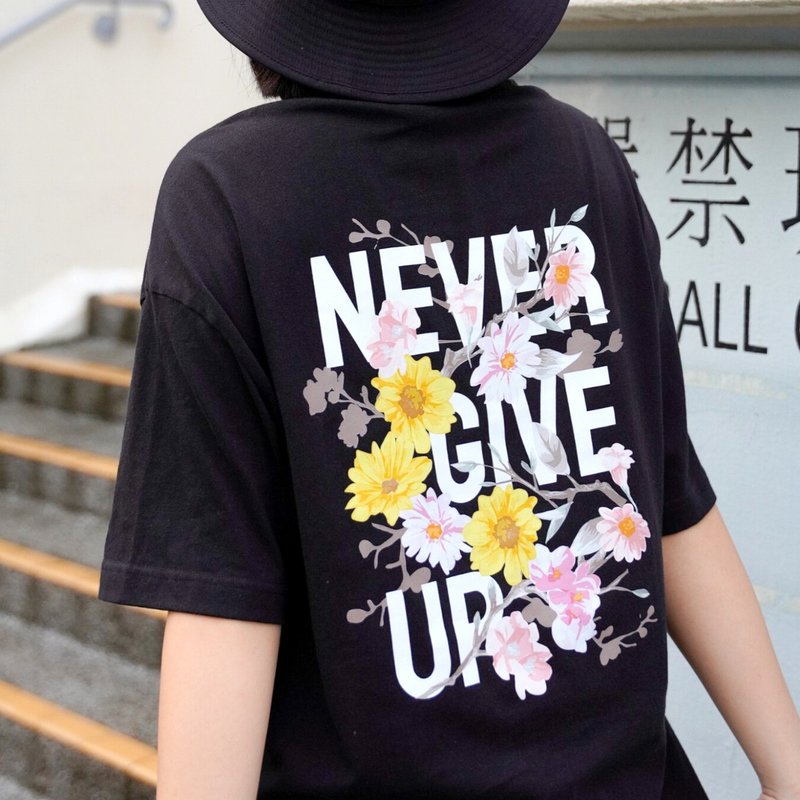 【CREEPS】Never Give Up 寬鬆重磅印花T恤 210g - 男 T 恤 - 棉．麻 多色