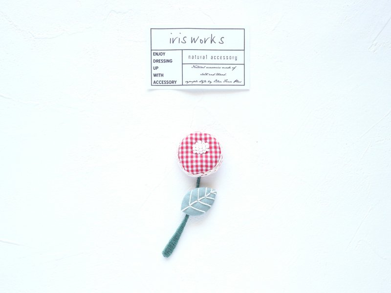 Flower brooch in cotton / red gingham check / lace stitching - Brooches - Cotton & Hemp Red