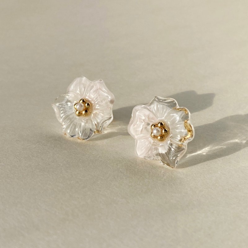 Marble flower pearl earrings/ Clip-On - Earrings & Clip-ons - Resin White