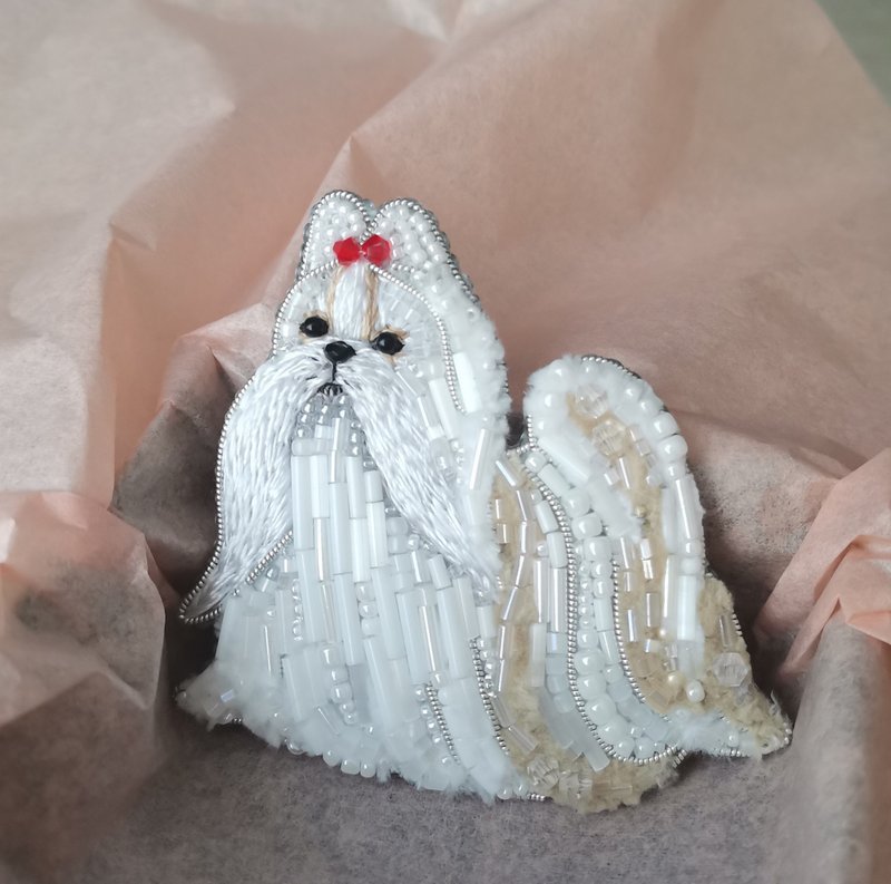 Shih-Tzu jewelry brooch beaded, pet portrait brooch, shihtzu brooch - เข็มกลัด - แก้ว ขาว