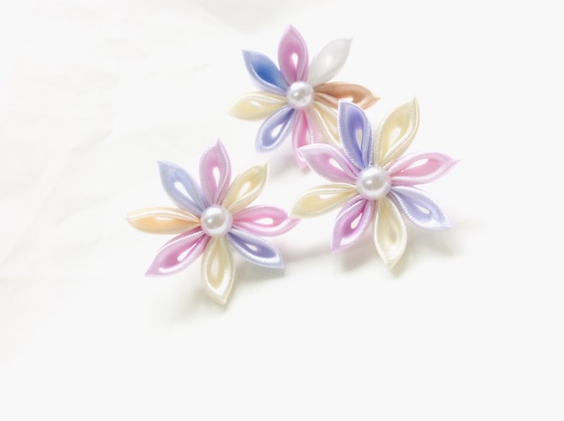 Kanzashi ribbon flower lapel pin (つまみ細工) - Brooches - Silk Multicolor