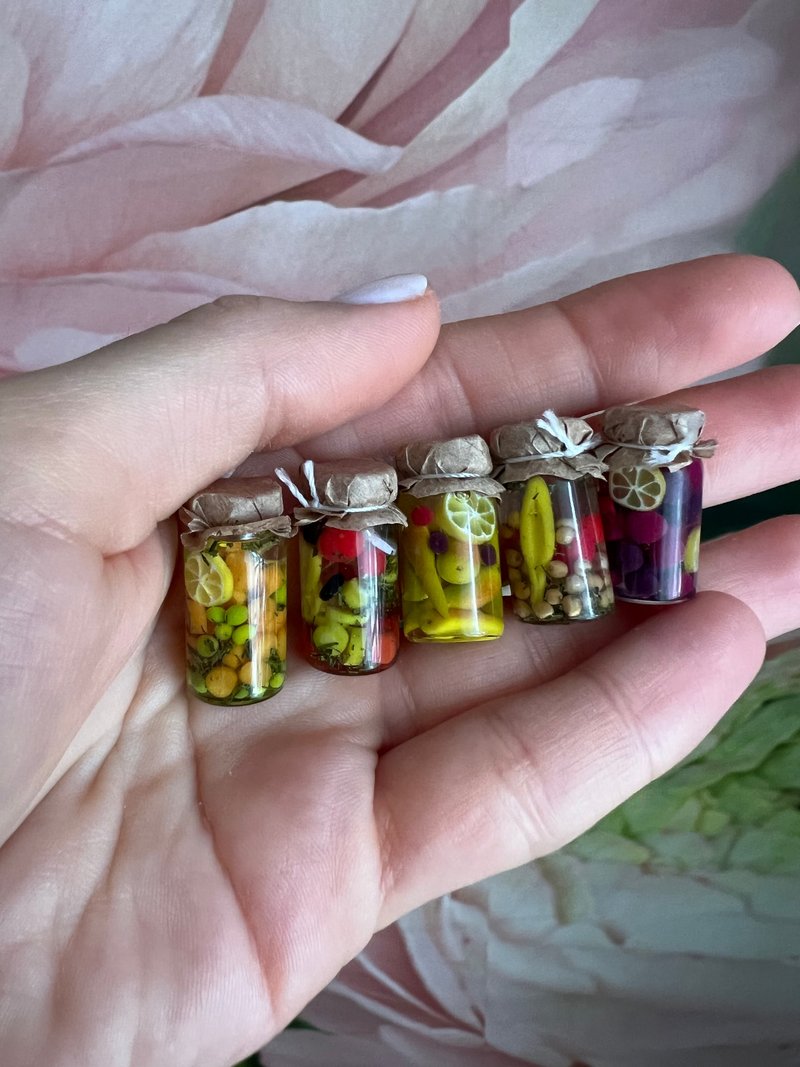 Miniature accessories for dollhouse scale 1:12 - 公仔/玩偶 - 其他材質 多色