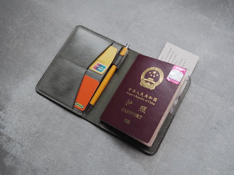 便攜隨身護照夾 筆插款 純手工牛皮 客製化刻字禮物 訂製顏色款式 - 護照夾/護照套 - 真皮 多色