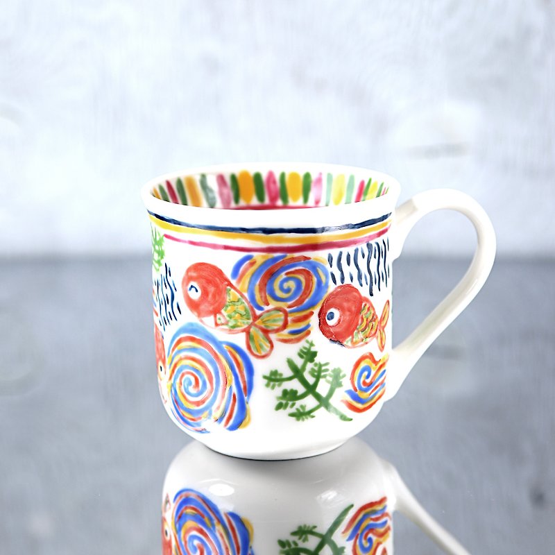 金魚絵のマグカップ - マグカップ - 陶器 多色