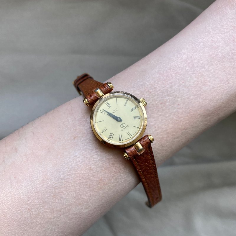 GUCCI gold dial Roman hour markers red and green lacquered line leather strap antique watch vintage - นาฬิกาผู้หญิง - โลหะ สีทอง