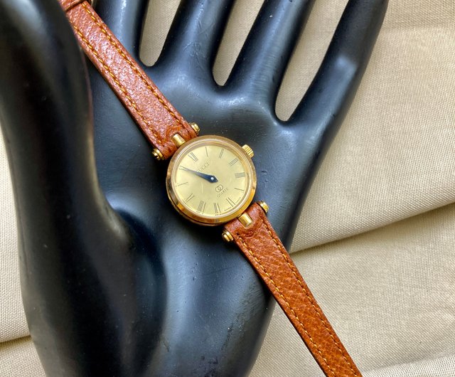 GUCCI ゴールドダイヤル ローマンアワーマーカーレッドラッカーライン