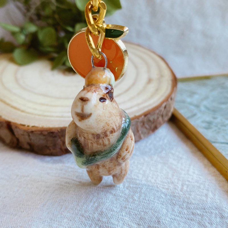 [Handmade Pendant] Capybara Backpack | Handmade Ceramic Birthday Gift - พวงกุญแจ - เครื่องลายคราม สีนำ้ตาล