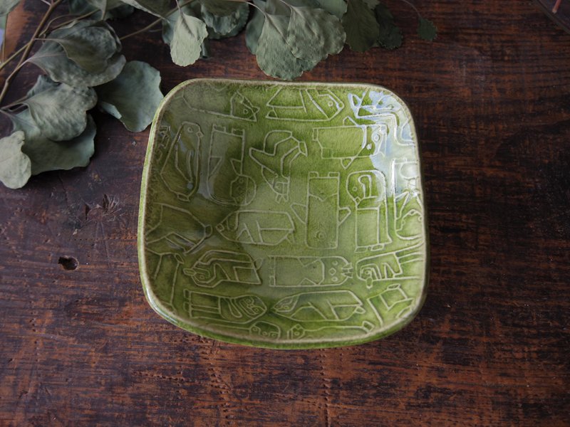 Green square bowl with relief penguins - จานและถาด - ดินเผา สีเขียว