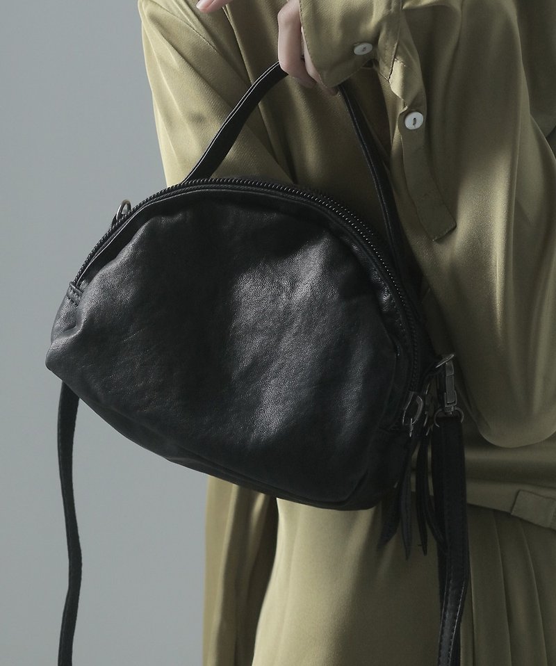 Mini Hand-Rubbed Calfskin Shoulder Bag - กระเป๋าแมสเซนเจอร์ - หนังแท้ สีดำ