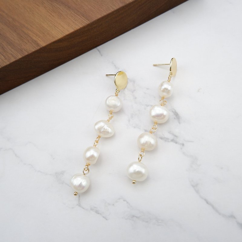 Freshwater Pearl dangle earrings - 耳環/耳夾/耳骨夾 - 珍珠 白色