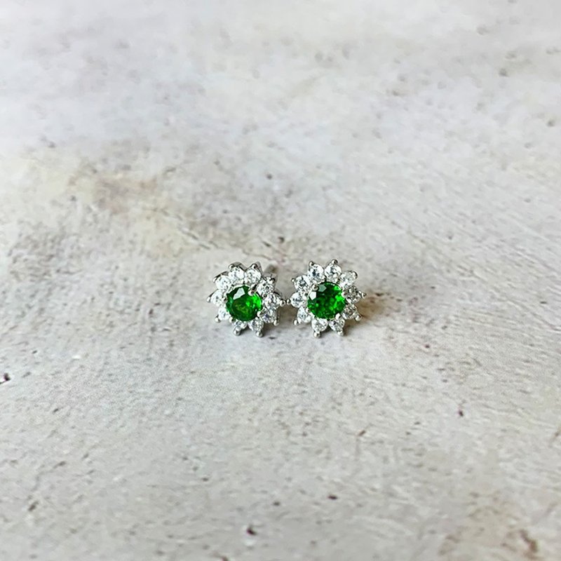 |Inlaid jewelry | Diopside inlaid gemstone four-claw round simple sun earrings - ต่างหู - เครื่องเพชรพลอย สีเขียว