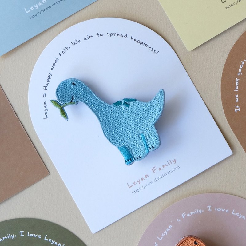 樂洋・Leyan- Dinosaur恐龍刺繡別針 / 脖子長長的雷龍 - 徽章/別針 - 繡線 藍色