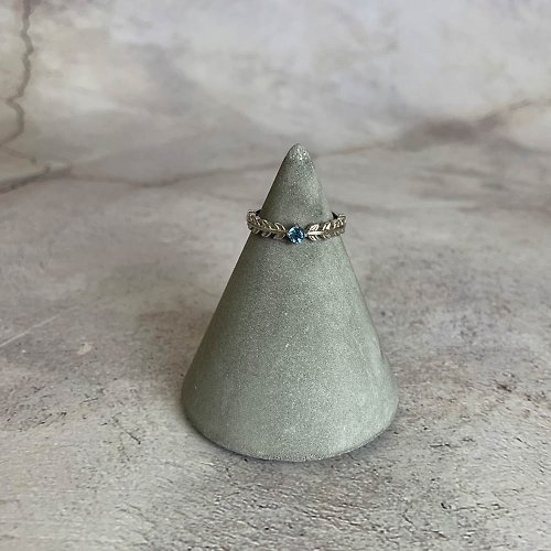 璃珠 RIJU |純銀珠寶| 瑞士藍托帕石 S925 鑲嵌寶石四爪圓形葉片戒指