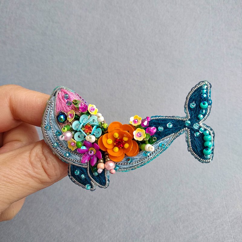 Blue whale brooch whale pin ocean brooch ocean jewelry animal pin whale gifts - เข็มกลัด - แก้ว 