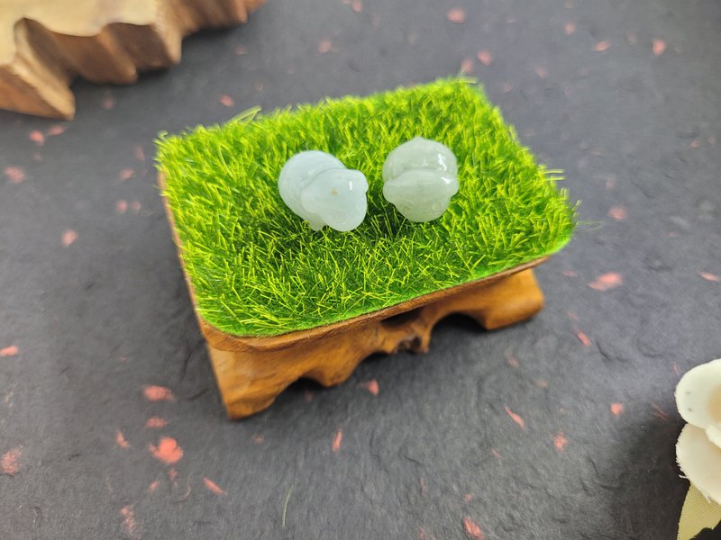 [Cui Cui] Natural Jadeite Healing Fat Sheep Desk Decoration with Lawn Wood Carving Base Birthday Gift - อื่นๆ - หยก สีเขียว