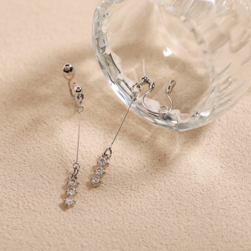 3stones loop-fit ​​earring SV Loop fit Clip-On Silver cubic zirconia swinging - ต่างหู - โลหะ สีเงิน