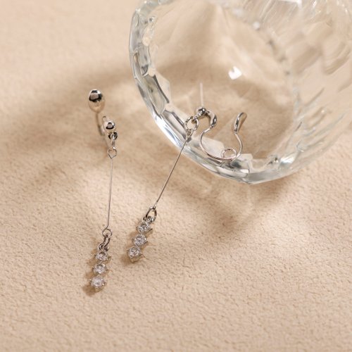 in the mirror 3stones loop-fit earring SV ループフィットイヤリング シルバー キュービックジルコニアが揺れる