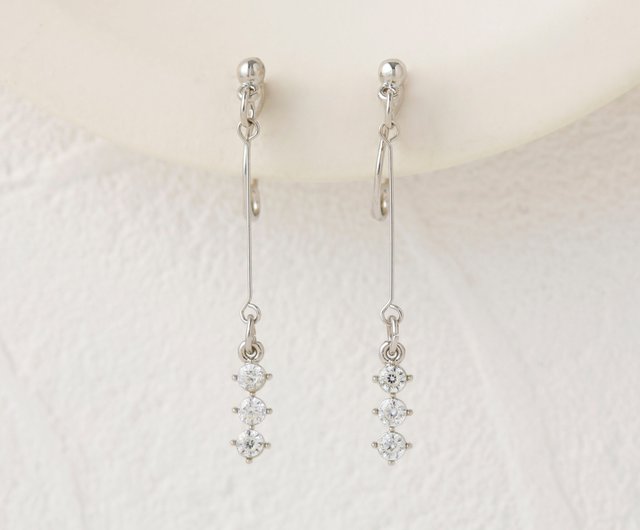 3stones loop-fit earring SV ループフィットイヤリング シルバー キュービックジルコニアが揺れる - ショップ in the  mirror ピアス・イヤリング - Pinkoi