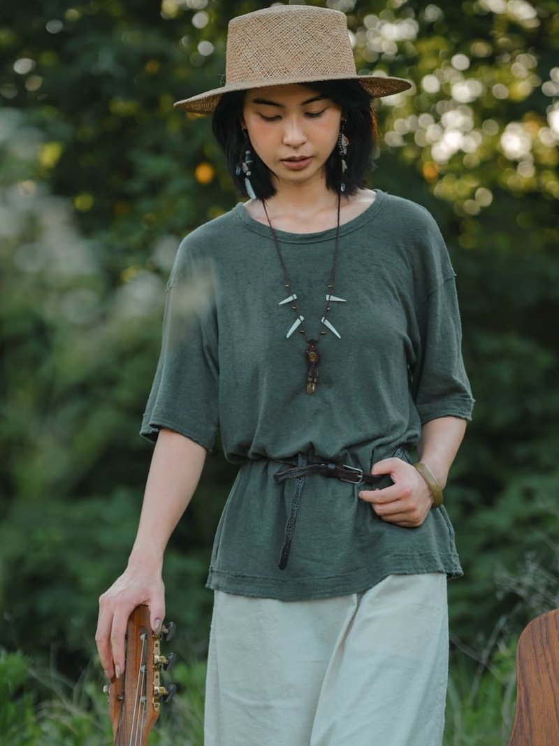 軍綠色 棉麻毛邊翻邊寬鬆短袖T恤 - 女 T 恤 - 棉．麻 綠色