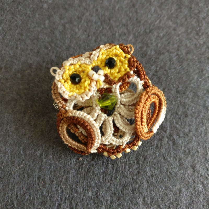 Tatting lace owl brooch - Brooches - Cotton & Hemp Brown